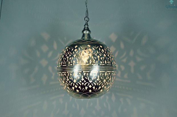 Amira lamp oosterse hanglamp Ghalia aan met licht